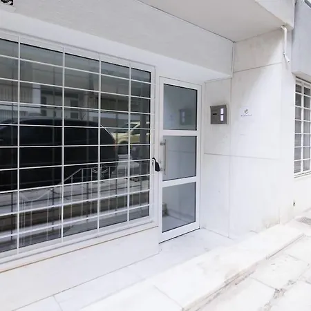 Snug With Pvt Garden Access I Apartment Athens
