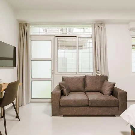 Snug With Pvt Garden Access I Apartament *