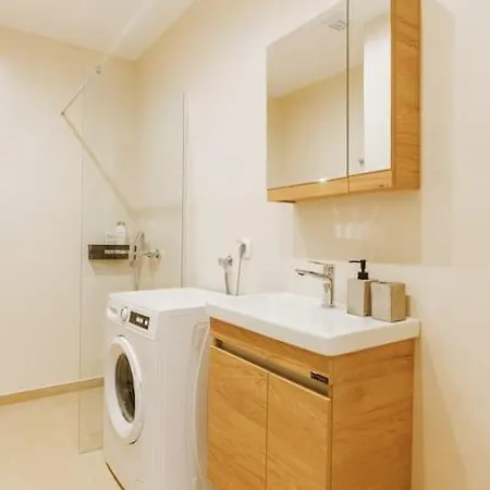 Apartment Snug With Pvt Garden Access I *